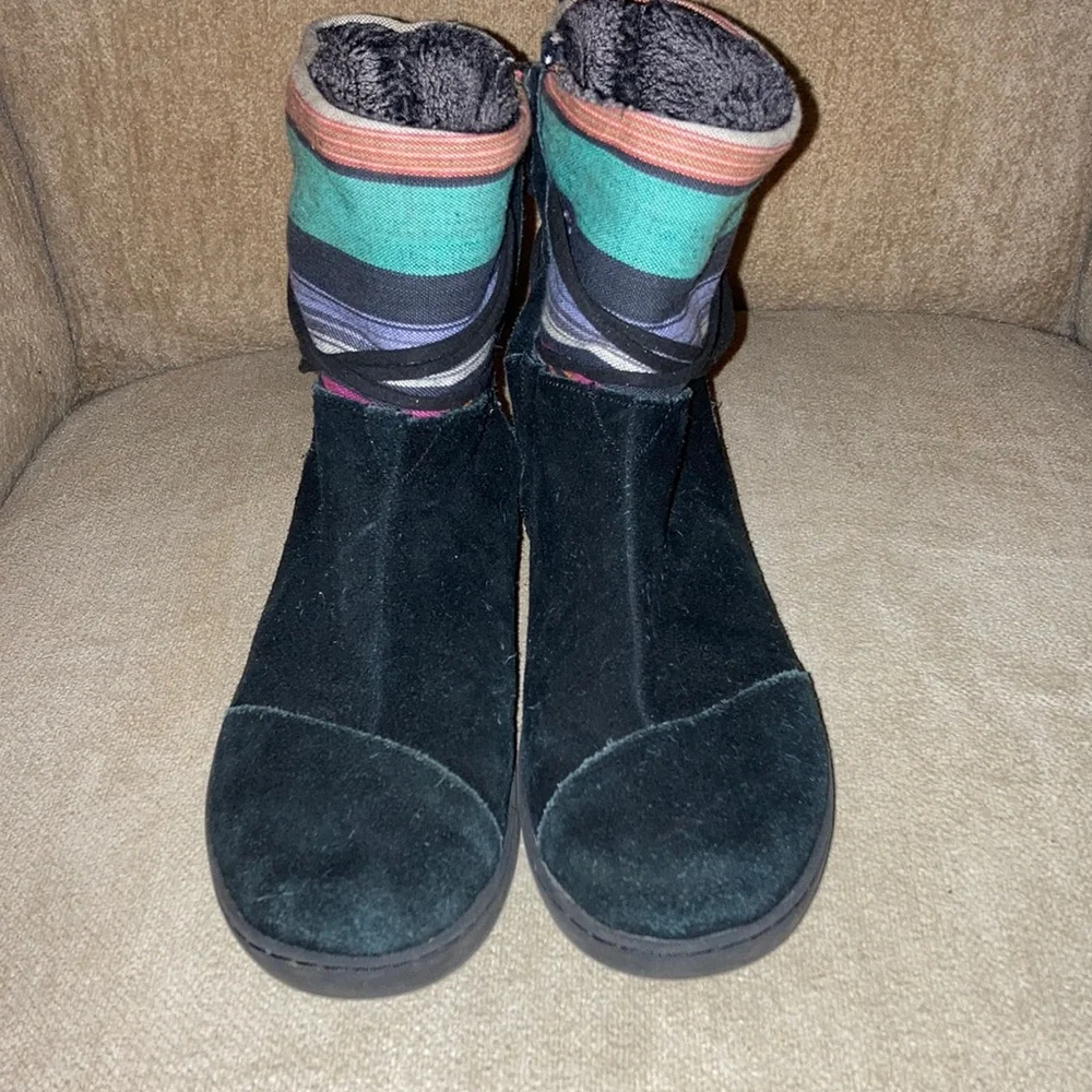 TOMS Big Kids Rubber Sole Faux Fur Lined Suede Zip up Fall Winter Boots Size 4